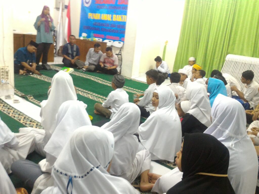 Reni Merdiani,SE dan Suhenih,Amd.S.sos  Caleg PAN DPRD Kota Bekasi Minta Doa Anak Yatim Pabu