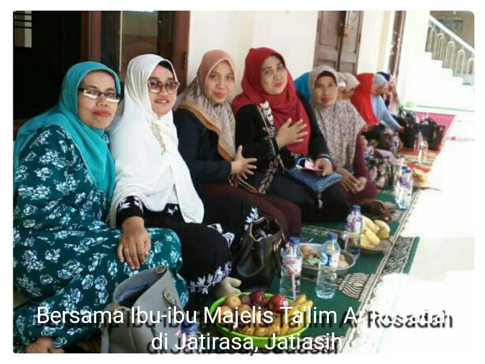 Caleg DPRD Kota Bekasi Reni Merdiani,SE Hadiri  Acara Santunan Anak Yatim pada Peringatan 1 Muharam 1440 H di Masjid Ar-Rosadah Jatirasa 