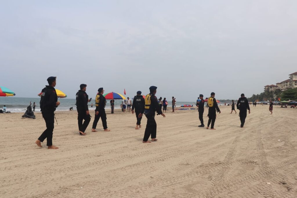 Pelihara Keamanan, Satbrimob Polda Banten Patroli SAR Wisata di Pantai Anyer