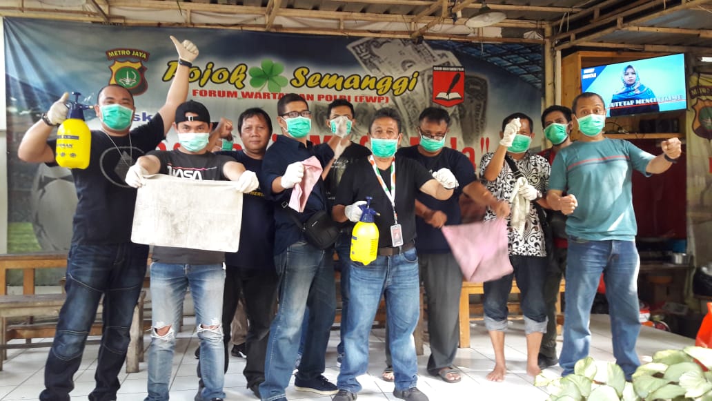 FWP Bersih-bersih Balai Wartawan Polda Metro Cegah Penyebaran Corona