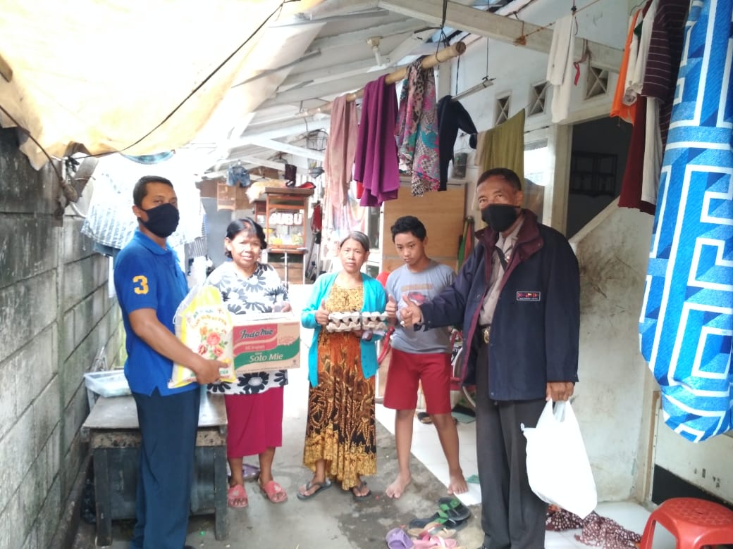 Hadapi Physical Distancing Warga Pra Sejahtera Kelurahan Jatiasih Dibantu UPZ Yakbi