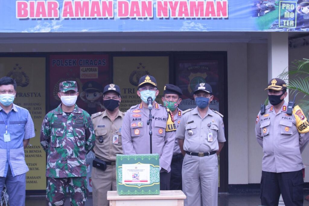 TNI-Polri Bagikan Ratusan Sembako ke Warga Ciracas yang Terdampak Covid-19