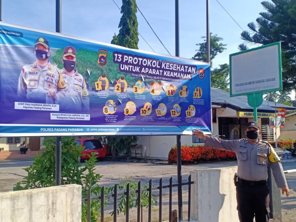 New Normal di Padang Pariaman : Kapolres Pasang Spanduk Protokol Kesehatan Di Polsek Jajaran