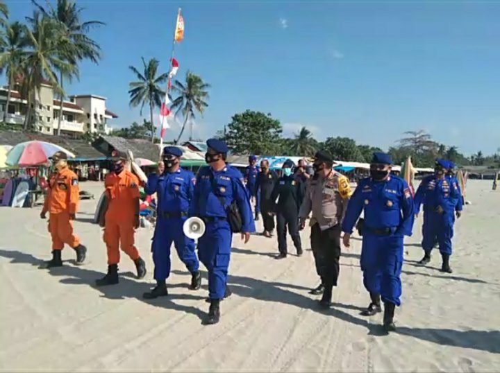 Polda Banten : Patroli Dialogis Di Wisata Pantai, Disiplinkan Masyarakat Terapkan Protokol Kesehatan
