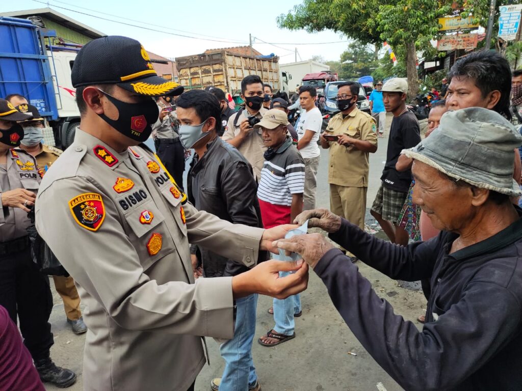 Kapolres Majalengka Memberikan Himbauan dan Bagikan 250 Masker