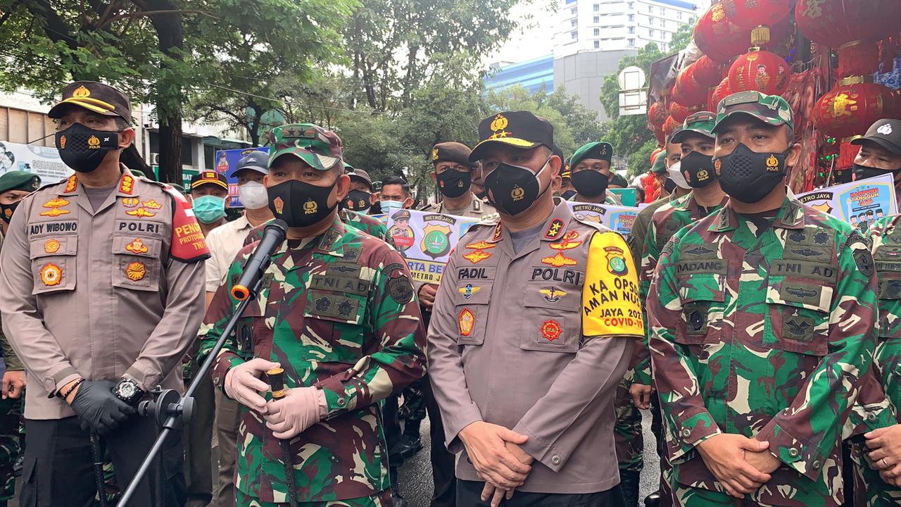 Kapolda Metro Jaya dan Pangdam Jaya Kunjungi Dua Pasar di Jakarta Barat Bagikan 100 ribu Masker Gratis