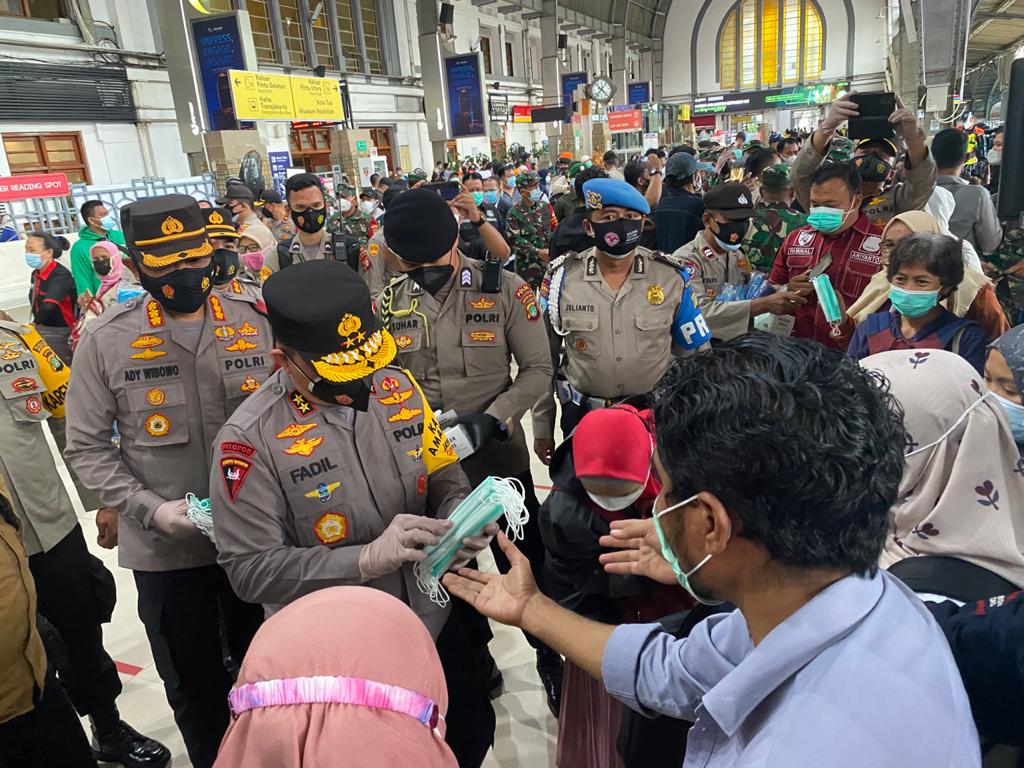 Sidak di Stasiun Kota Jakarta, Kapolda-Pangdam Bagikan Masker Gratis