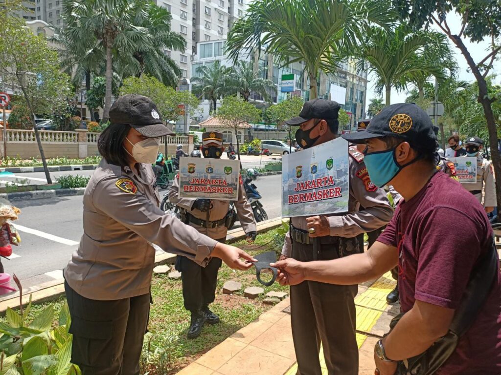 Personil Polsek Tanjung Duren Bersama Polwan Melakukan Edukasi dan Pembagian Masker