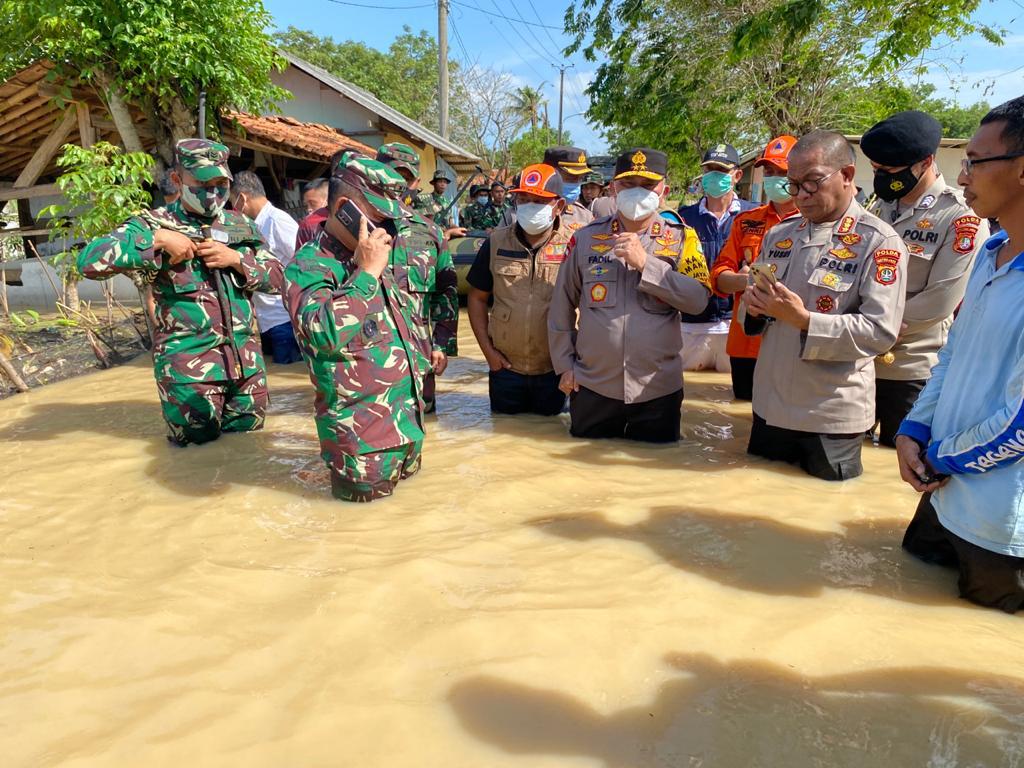 Tanggul Citarum Bekasi Jebol, Pangdam-Kapolda Metro Turun Langsung Bantu Evakuasi