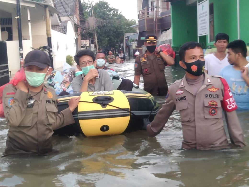 Evakuasi Korban Banjir, Tiga Pilar Duri Kosambi Cengkareng bopong Lansia yang sedang sakit
