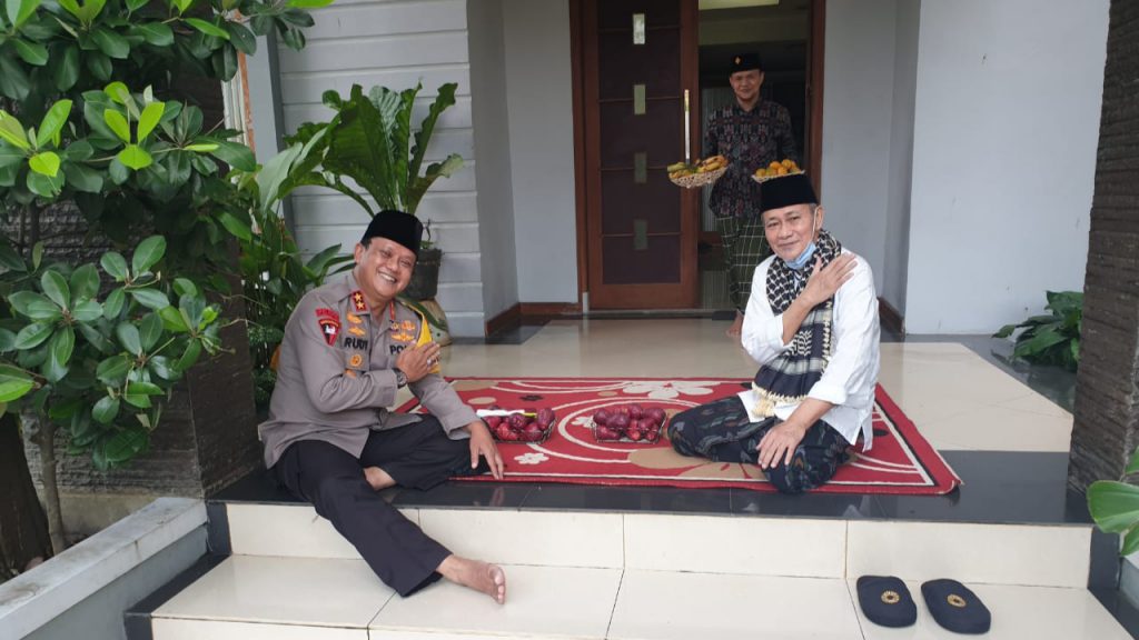 Jalin Silaturahmi, Kapolda Banten Sowan ke Sesepuh KH Embay Mulya Syarief