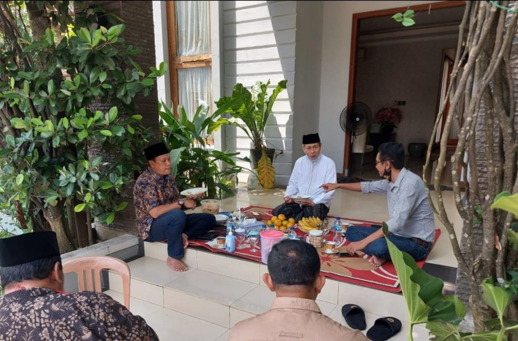 Rajut Silaturahmi, Kapolda Banten Sowan Sesepuh ke Kediaman KH. Embay