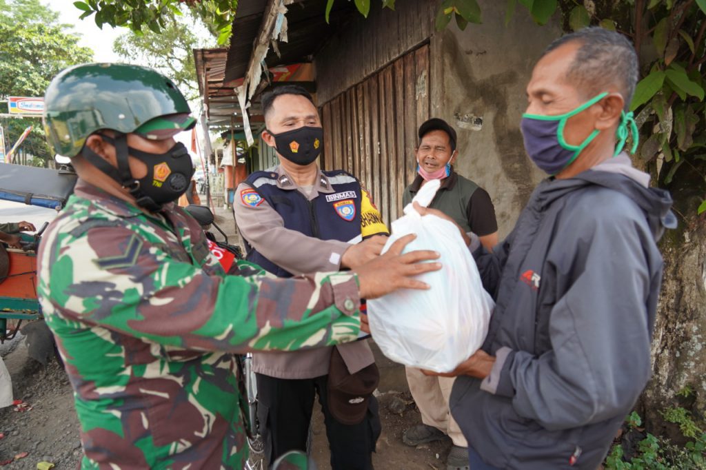 TNI-Polri Banyumas Bersama Elemen Masyarakat, Peduli Kesulitan Masyarakat Di Tengah Pandemi