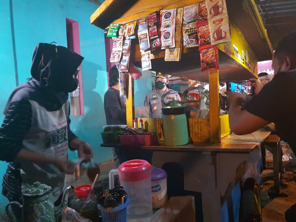 Malam-malam, Kapolri Blusukan di Solo Bagi-bagi Sembako ke Warga dan Pedagang Angkringan