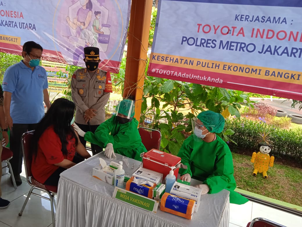 Irwasda Polda Metro Jaya dan Kapolres Metro Jakarta Utara Kunjungi Vaksinasi Massal di RPTRA Pulo Besar Tanjung