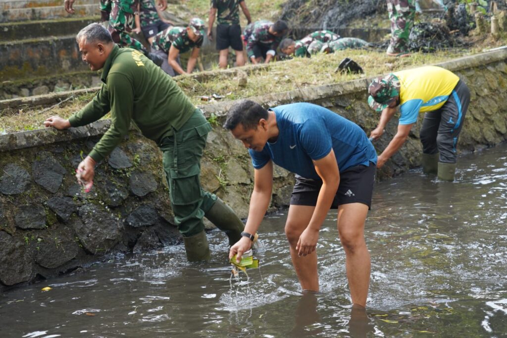 Nyemplung Bareng Bersihkan Kali Rompang, Danrem 071/Wijayakusuma Lakukan Rakoor