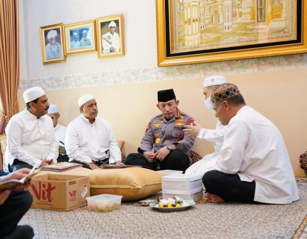 Takziah ke Rumah Duka Habib Zen Bin Umar, Kapolri: Beliau Saya Anggap Ayah Sendiri