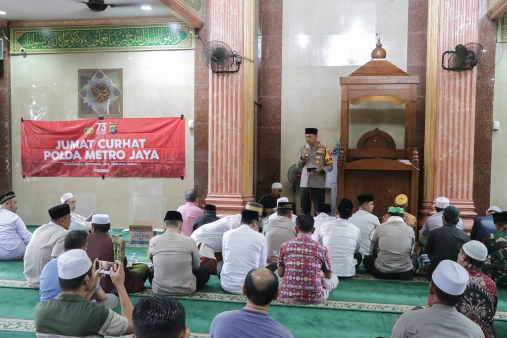 Jumat Keliling di Masjid Al-Amin, Kapolres Metro Tangerang Kota Serahkan Cindra Mata