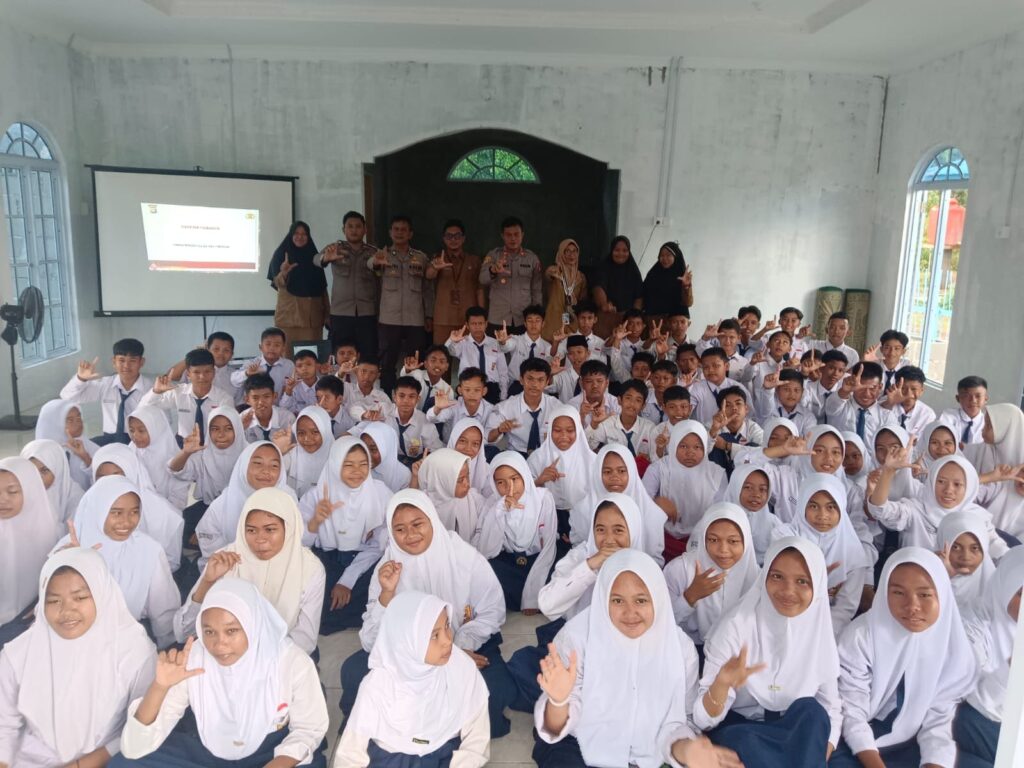 Sosialisasi kapolsek Dabo singkep di SMP Negeri 2 Singkep selatan Terkait kenakalan Remaja.