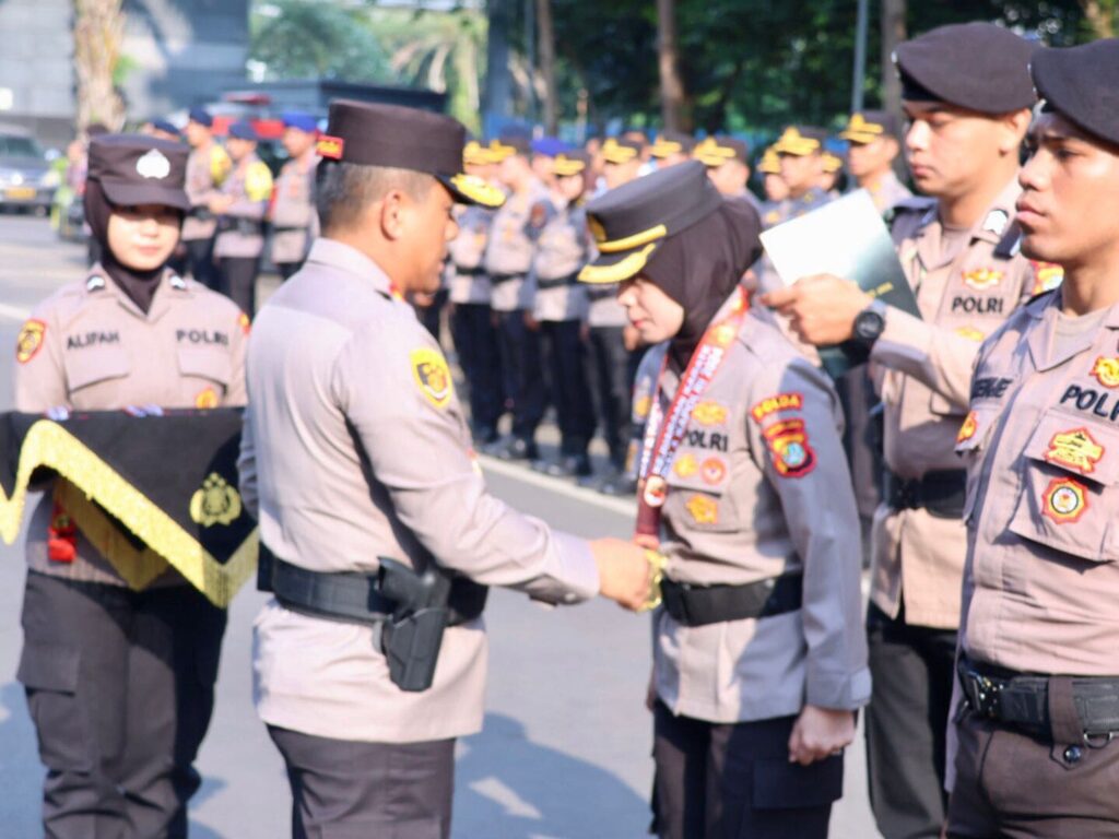 Kapolda Metro Jaya Beri Penghargaan Kepada 14 Personel Peraih Medali Karate Kapolri Cup 2024