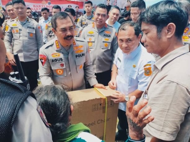 Wakapolri Bagikan 10 Ribu Paket Sembako, Pesankan Kapoldasu Menyayangi Warga Sumut