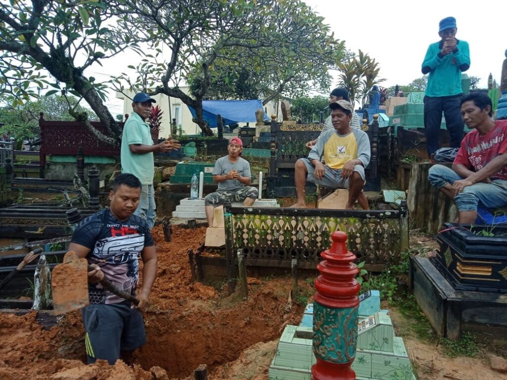 Kadivhumas Sampaikan Apresiasi Kapolri ke Anggota yang Jadi Penggali Kubur