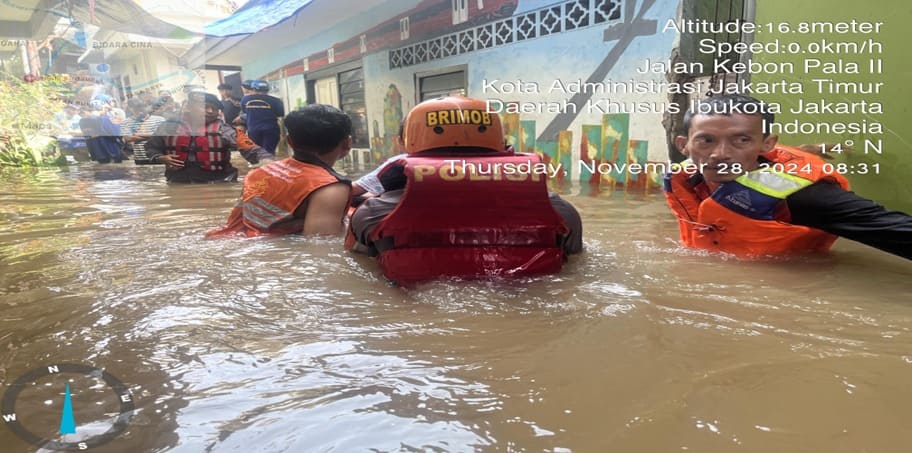 Tim SAR Brimob Polda Metro Jaya Evakuasi Warga Terdampak Banjir di Kampung Melayu