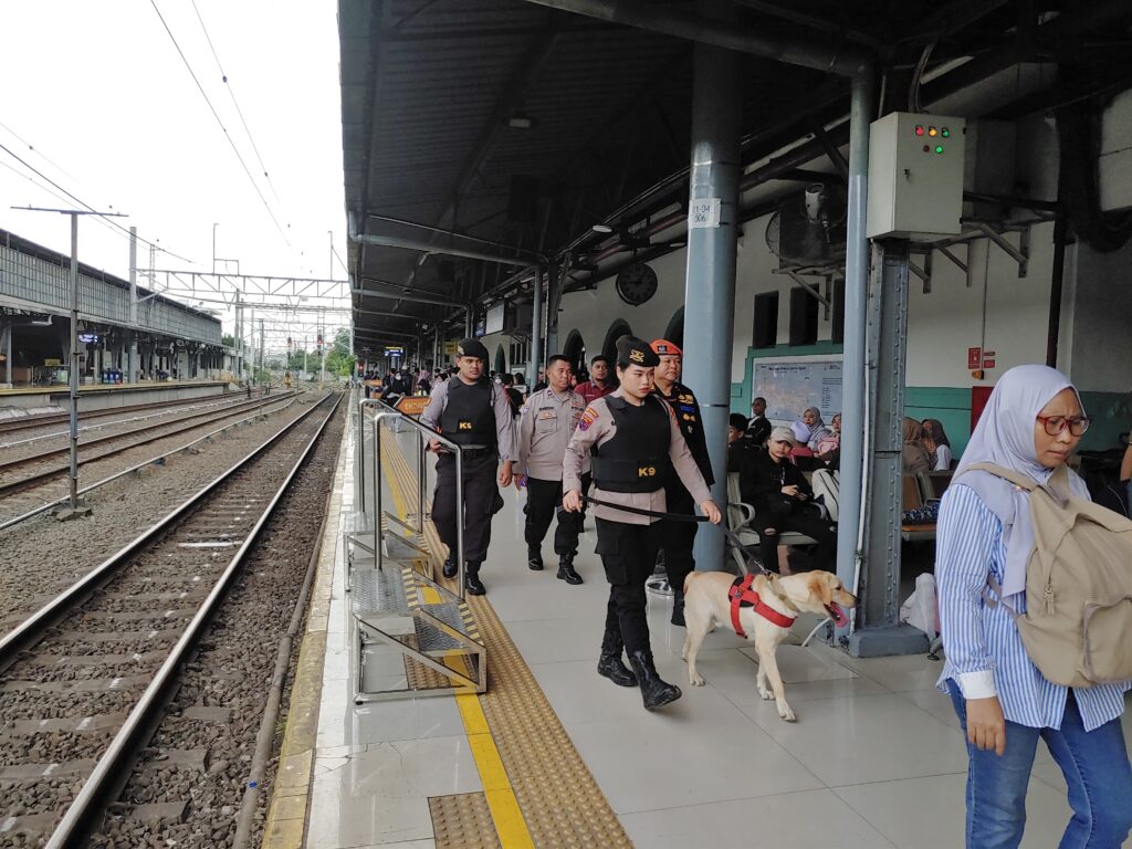 Mulai Dipadati Penumpang,Polisi Dan Anjing Pelacak Standbay Di Stasiun Pasar Senen